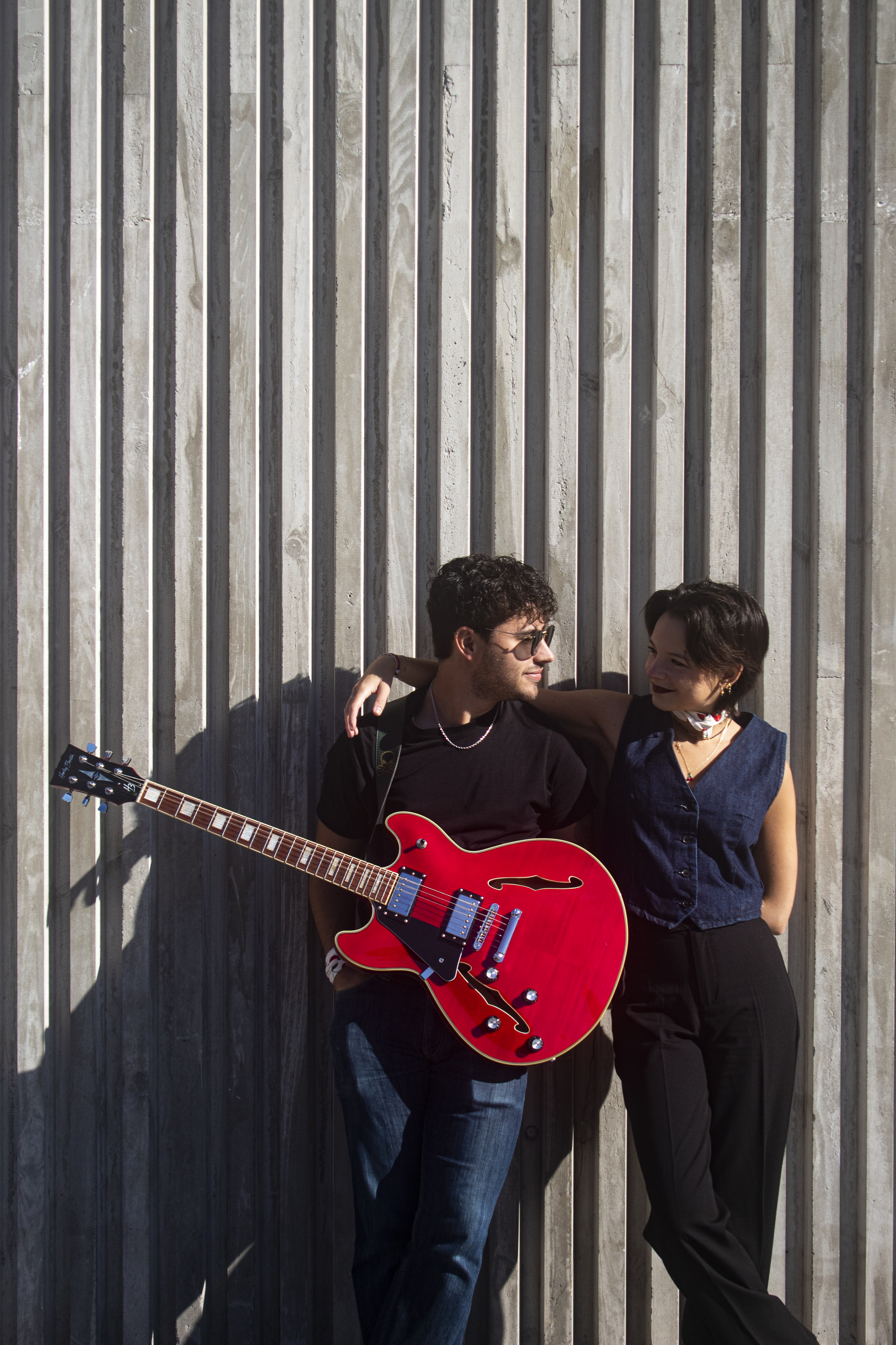 Cherry Red en directo con una guitarra