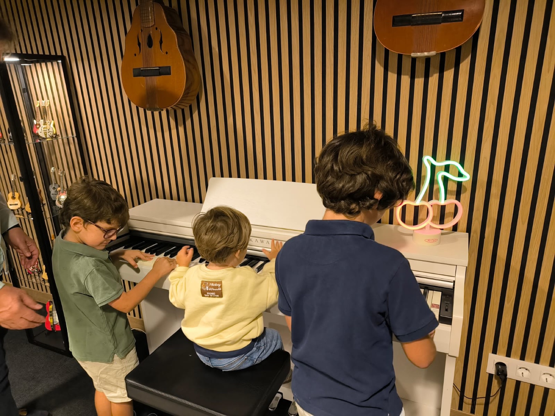 Niños tocando el piano durante la inauguración